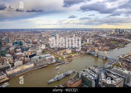 Regno Unito, Inghilterra, Londra, vista di Londra dal Shard, guardando oltre il Tower Bridge a Canary Wharf Foto Stock