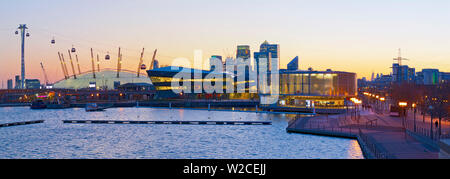 Regno Unito, Inghilterra, Londra, Emirates linea aria o Thames Funivia oltre il Fiume Tamigi, dalla penisola di Greenwich per Royal Docks, vista lungo il Royal Victoria Dock Foto Stock