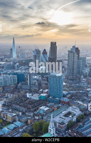 Vista aerea da elicottero, la City di Londra e la Shard, Londra, Inghilterra Foto Stock