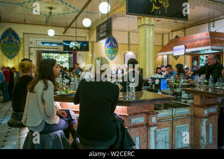 Inghilterra, Londra, Kinghtsbridge, Harrod's Department Store, food court cafe Foto Stock