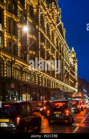 Inghilterra, Londra, Kinghtsbridge, Harrod's Department Store con i taxi Foto Stock