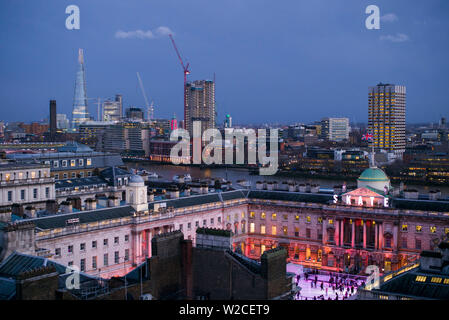 Inghilterra, Londra, The Strand, elevati vista città verso Southbank, Shard e Oxo Tower e la Somerset House il pattinaggio su ghiaccio Foto Stock