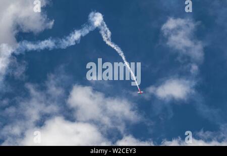 Manovra di acrobazia, Extra 330SC, cielo nuvoloso, International Paris Air Show di Le Bourget, Parigi, Francia Foto Stock