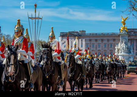 Regno Unito, Inghilterra, Londra, The Mall, Buckingham Palace, il cambio della guardia Foto Stock