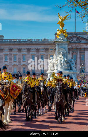 Regno Unito, Inghilterra, Londra, The Mall, Buckingham Palace, il cambio della guardia Foto Stock