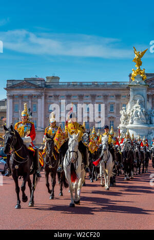 Regno Unito, Inghilterra, Londra, The Mall, Buckingham Palace, il cambio della guardia Foto Stock