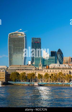 Regno Unito, Inghilterra, Londra, la città, il (Walkie-Talkie 20 Fenchurch Street), Cheesegrater (122 Leadenhall Street) e cetriolino (30 St Mary Axe) Foto Stock