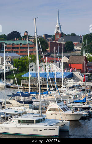 Stati Uniti d'America, Massachusetts, Newburyport, elevati città vista dal fiume Merrimack Foto Stock