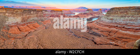 Stati Uniti d'America, Utah, Glen Canyon National Recreation Area, Lake Powell, Gunsight Bay al tramonto da Romana Mesa Foto Stock