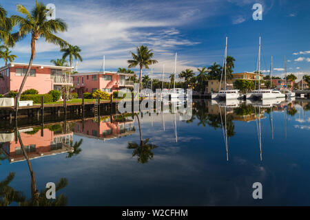 Stati Uniti d'America, Florida, Fort Lauderdale, yacht lungo Canal fuori Las Olas Boulevard Foto Stock