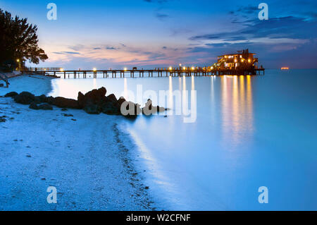 Florida, Anna Maria Island, canna e mulinello Pier, Manatee County, Tampa Bay, Golfo del Messico, Spiaggia, crepuscolo Foto Stock