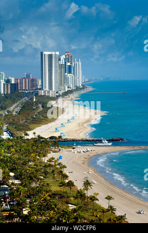 Florida, North Miami Beach, Bal Harbour Beach, Haulover Inlet separa Miami Beach dal Haulover Beach Park e l'elevato aumento dei condomini residenziali della città di Sunny Isles Beach Foto Stock