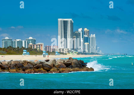 Florida, Haulover Beach Park, alto edificio di condomini residenziali della città di Sunny Isles Beach Foto Stock