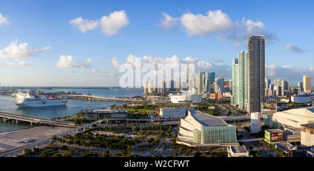 Vista in elevazione su Biscayne Boulevard e lo skyline di Miami, Florida, Stati Uniti d'America Foto Stock