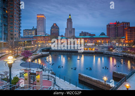 Stati Uniti d'America, Rhode Island, la provvidenza, città skylline da Waterplace Park, crepuscolo Foto Stock