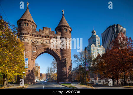Stati Uniti d'America, Connecticut, Hartford, Bushnell Park, soldati e marinai Memorial Arch, autunno Foto Stock