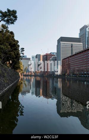 Edifici ad alta si riflette in un canale, nel centro di Tokyo, a Kokyo Gaien il Giardino Nazionale, Chiyoda-ku, Tokyo, Giappone Foto Stock