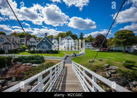 Stati Uniti d'America, Maine, Ogunquit, Perkins Cove, pedonale ponte levatoio Foto Stock