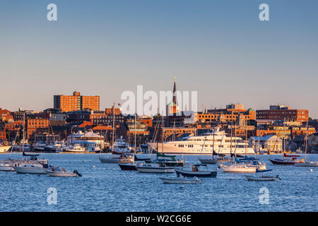 Stati Uniti d'America, Maine, Portland, skyline da South Portland, alba Foto Stock