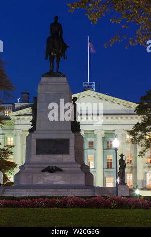 Stati Uniti d'America, Washington DC, Generale William Tecumseh Sherman monumento e US Treasury Buildling, sera Foto Stock