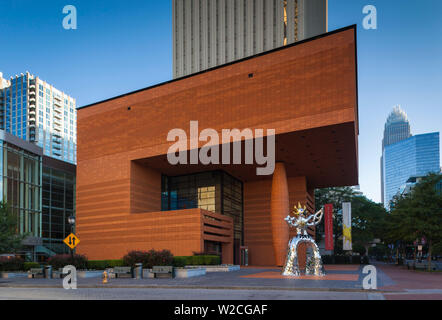 Stati Uniti d'America, North Carolina, Charlotte, Bechtler Museum di Arte Moderna con la scultura Firebird per artista Nikki de Saint Phalle Foto Stock