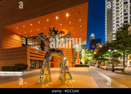 Stati Uniti d'America, North Carolina, Charlotte, Bechtler Museum di Arte Moderna con la scultura Firebird per artista Nikki de Saint Phalle Foto Stock