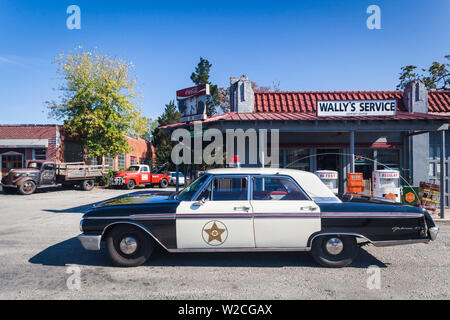 Stati Uniti d'America, North Carolina, Mt. Arioso, la città era il modello per Mayberry nella serie TV Andy di Mayberry, replica 1962 Ford auto della polizia al di fuori di Wally della stazione di servizio Foto Stock