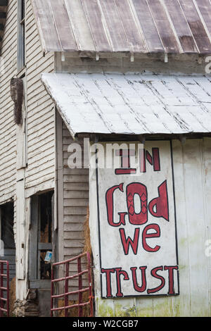 Stati Uniti d'America, North Carolina, Valle Crucis, fienile con In God We Trust slogan Foto Stock