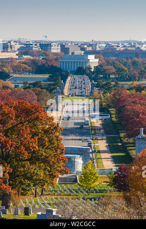 Stati Uniti d'America, Virginia, Arlington, il Cimitero Nazionale di Arlington, vista in elevazione verso il Lincoln Memorial e Washington DC Foto Stock