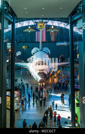 Stati Uniti d'America, Virginia, Herdon, Museo Nazionale dell'aria e dello spazio, Steven F. Udvar-Hazy Center, air museum, vista in elevazione di noi NASA Space Shuttle Foto Stock