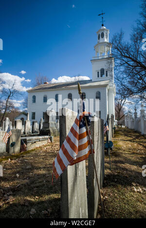 Stati Uniti d'America, Bennington, vecchi prima chiesa di Massa di seppellimento, lapidi con noi bandiera Foto Stock