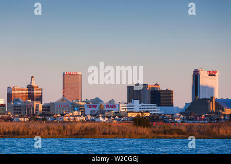 Stati Uniti d'America, New Jersey, Atlantic City, skyline da ovest, crepuscolo Foto Stock