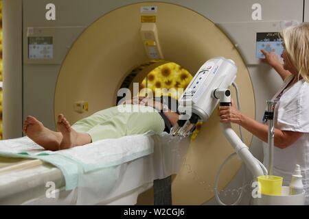 Il medico e il paziente nel tubo durante il CT, tomografia computerizzata, Karlovy Vary, Repubblica Ceca Foto Stock