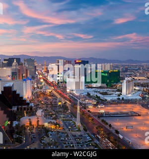 Stati Uniti d'America, Nevada, Las Vegas, elevati vista tramonto degli alberghi e dei casinò lungo la striscia
