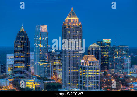 Vista in elevazione sulla Interstate 85 passando la skyline di Atlanta, Atlanta, Georgia, Stati Uniti d'America Foto Stock