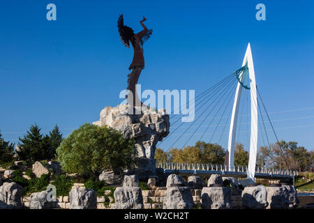 Stati Uniti d'America, Kansas, Wichita, custode della statua di pianura e la passerella sull'Arkansas River Foto Stock