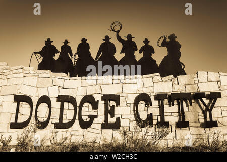 Stati Uniti d'America, Kansas, Dodge City, città firmare con i cowboy sagome Foto Stock