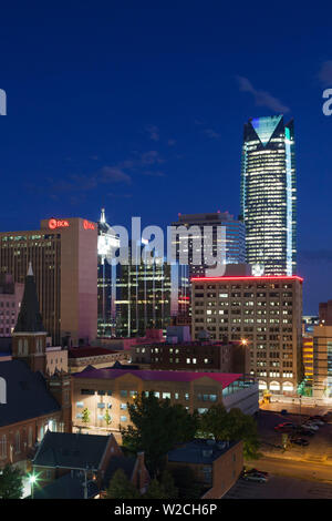 Stati Uniti d'America, Oklahoma, Oklahoma City, elevati dello skyline della città con la torre di Devon Foto Stock