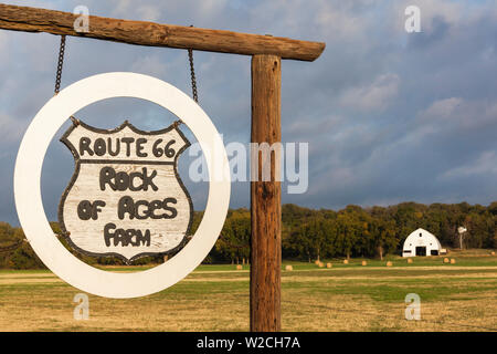 Stati Uniti d'America, Oklahoma, Arcada, pop, Route 66 Rock of Ages Farm, segno Foto Stock