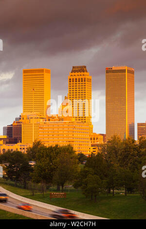 Stati Uniti d'America, Oklahoma, Tulsa, skyline dalla rotta 75 Foto Stock