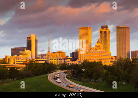 Stati Uniti d'America, Oklahoma, Tulsa, skyline dalla rotta 75 Foto Stock