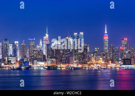 Stati Uniti d'America, New York New York City, vista in elevazione del midtown Manhattan fand Empire State Building da Weehawken, New Jersey, sera Foto Stock