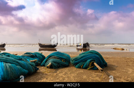 Digha, West Bengal, India.- maggio 30,2019. I pescatori che trasportano la pesca net mentre andando per la pesca nell'oceano. Foto Stock