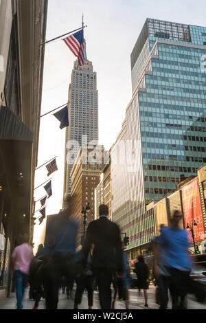 Pendolari & shopper in busy cental Manhattan, New York, Stati Uniti d'America Foto Stock