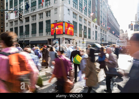 Pendolari & shopper in busy cental Manhattan, New York, Stati Uniti d'America Foto Stock
