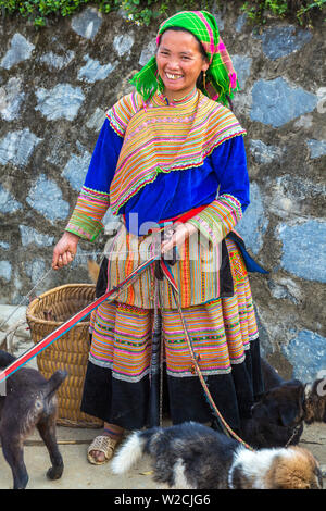 Fiore donna Hmong vendendo cani, mercato di domenica, Bac Ha, Vietnam Foto Stock