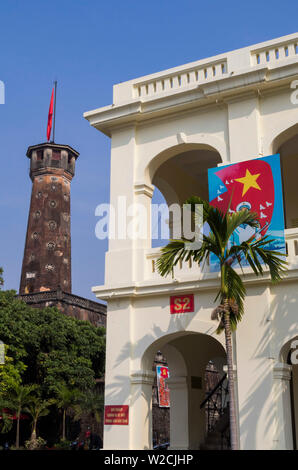 Il Vietnam, Hanoi, Vietnam museo della storia militare e la torre di bandiera Foto Stock