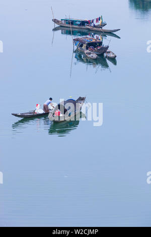 Il Vietnam, Area DMZ, provincia di Quang Tri, elevati vista delle barche sulla camma Lo Fiume Foto Stock