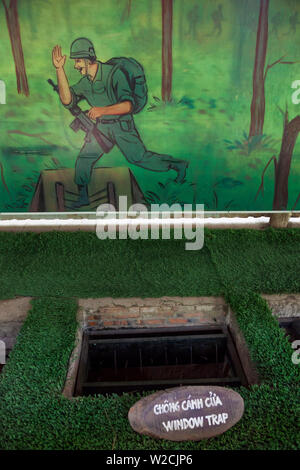 Il Vietnam, Cu Chi, Tunnel di Cu Chi, ex città sotterranea utilizzata dai Vietcong durante la Guerra del Vietnam, display della giungla trappole Foto Stock