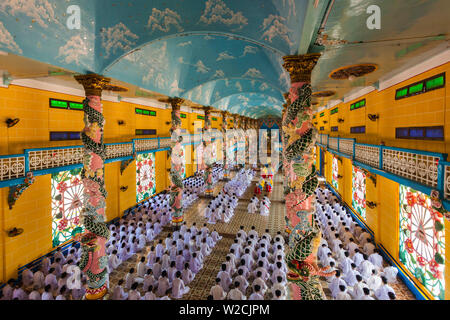 Il Vietnam, Tay Ninh, Cao Dai Santa Sede, interno del Gran Tempio Cao Dai Foto Stock